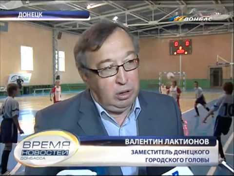 ТК Донбасс - УЕФА подарили футбольный инвентарь  детям