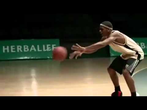 Месси постигает азы баскетбола - Видео Футбол