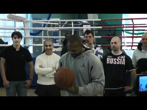 Рой Джонс играет в баскетбол. 03.04.12. mmaproject.ru.
